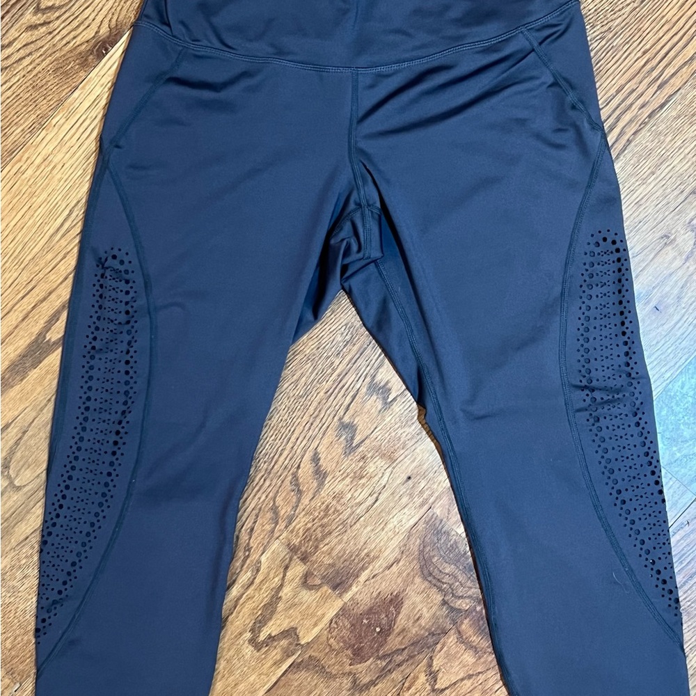 Blue Ribbon Womens Laser Cut Perforated Capri Leggings Gray Large‎ RN137377